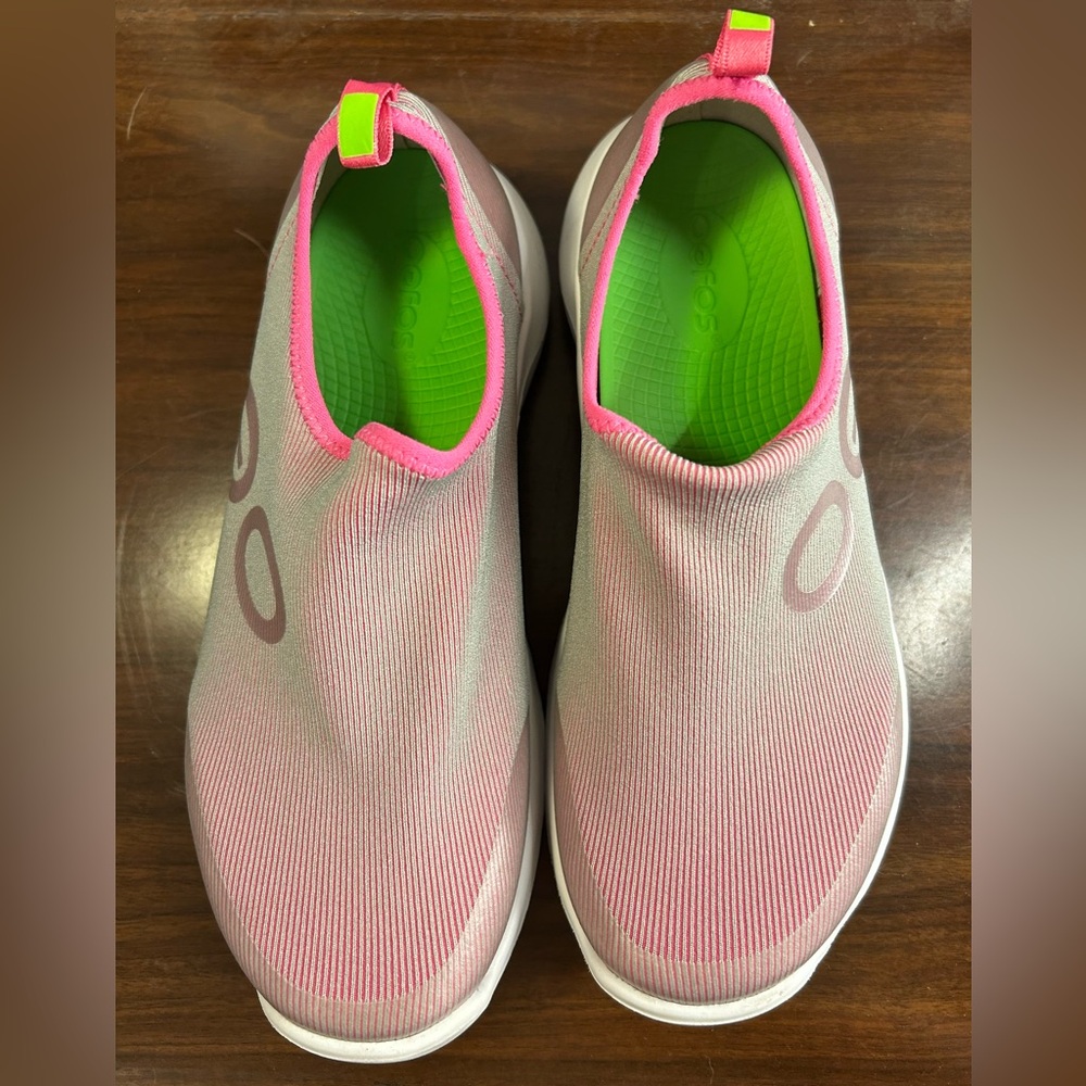 OOFOS OOMG Sport Shoe Women's Size 8 Fuchsia Hard to Find Color- Great Condition
